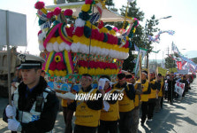 상여를 앞세우고 송전선로 반대행진하는 기장군 주민들