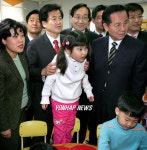 보육시설 방문한 열린우리당  주요 당직자들