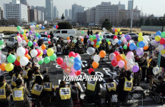 국회 본관앞에서 시위하는 장애인들