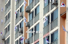 아파트 태극기 물결