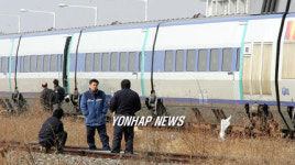 이야기 나누는 KTX 관계자