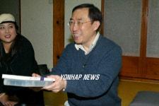 <백남준의 손 갖고 내한한 하쿠다 켄>