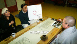 고(故) 백남준 작품 설명하는 하쿠다 켄씨