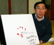 고(故) 백남준 작품 설명하는 하쿠다 켄씨