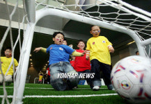 빌딩 로비에 마련된 미니 축구장