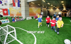 빌딩 로비에 마련된 미니 축구장