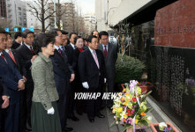 참전 기념비 참배하는 박근혜대표