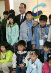 행자부 체험행사 어린이들과 기념촬영하는 오영교 행자장관