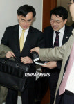 웃음짓는 KT&G 관계자들