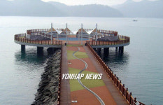 바다위에 설치된 야외무대