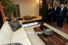 판교신도시 견본주택 찾은 추병직 장관