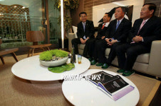 판교신도시 견본주택 찾은 추병직 장관