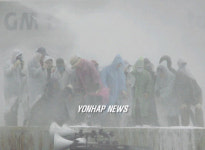 GM대우 고공농성장 앞 노사 충돌