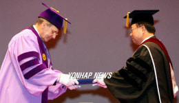 명예 체육학박사 학위 받는 자크 로게