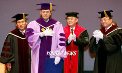 명예 체육학박사 학위 받는 자크 로게