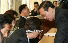 숙의중인 민노당 천 의원단대표와 노 의원