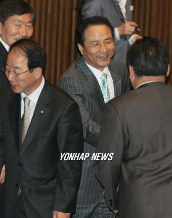 의원들에게 인사하는 신임 김명곤 문화관광부장관