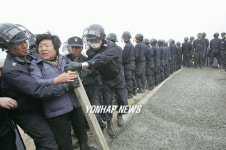 폐쇄된 농수로, 울부짖는 농민