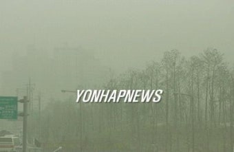 <하늘 뒤덮은 황사로 움츠린 토요일>