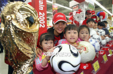 할인점에 등장한 월드컵 공식 쇼핑몰 역대 월드컵 공인구 진열