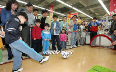 할인점에 등장한 월드컵 공식 쇼핑몰 슛 골인