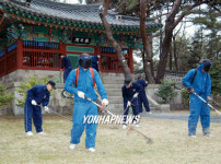 충무공   사당  청소하는 해군