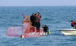 전복 어선에 갇힌 선원 구조