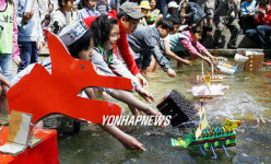 모형 거북선 띄우기 행사