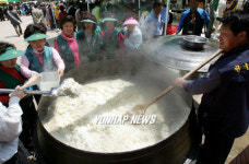 대형 가마솥으로 지은 철원 오대쌀.