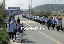 <진주 대아고 행군하며 `충무공 얼 기립니다>