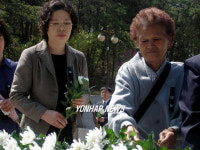 10년간 위령탑 돌본 노모