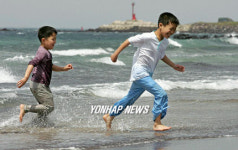 벌써 해수욕장에 피서 왔어요