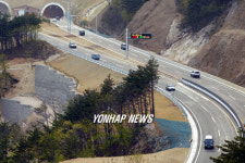 3일 개통한 미시령동서관통도로 질주하는 차량