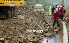 강원 폭우로 낙석 발생