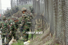 K-6 외벽에도 철조망