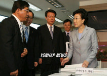 한명숙 총리, 북아현1동사무소 방문