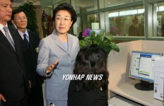 한명숙 총리, 북아현1동사무소 방문