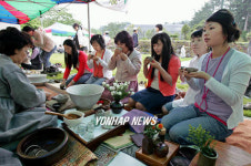 들에서 마시는 차가 더 맛있죠