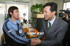 택시회사 방문한 오세훈 후보