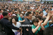 환호하는 서귀포 시민들