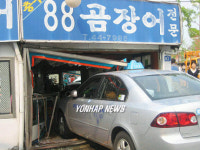음식점안으로 들어간 택시