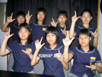 수화 배우는 손말 노래동아리 여중생들