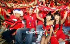 시청 앞 광장에 모인 시민들