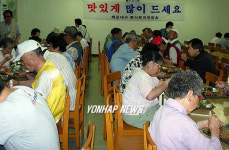 참사랑 봉사단 노인들에게 무료로 점심식사 대접