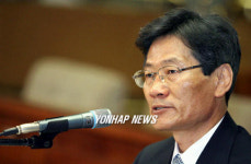 답변하는 김능환 대법관 후보자