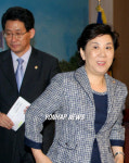 기자실 나서는 이은영의원