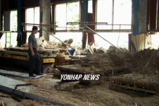 토사가 덮친 공장 건물