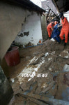 동강난 주택 속 복구작업