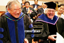 파안대소 하는 전.현직 KAIST 총장