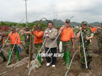 2군 사령관 수해복구작업 동참